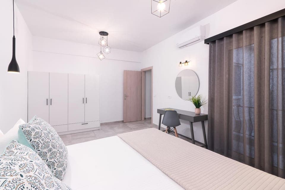 Photo of the whole room, Bedroom