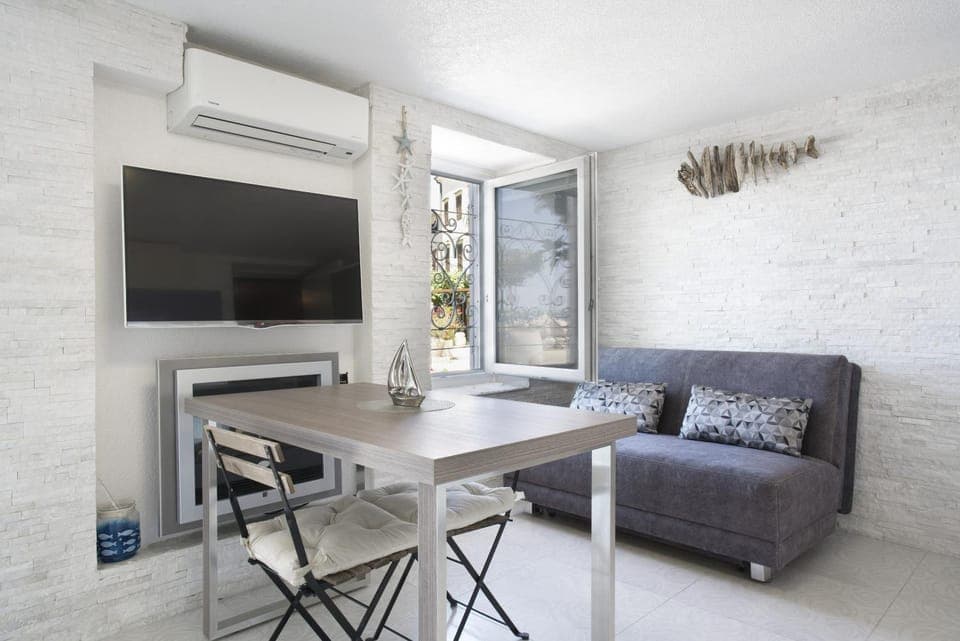 Communal lounge/ TV room, TV and multimedia, Living room, Lounge or bar, Seating area, Dining area