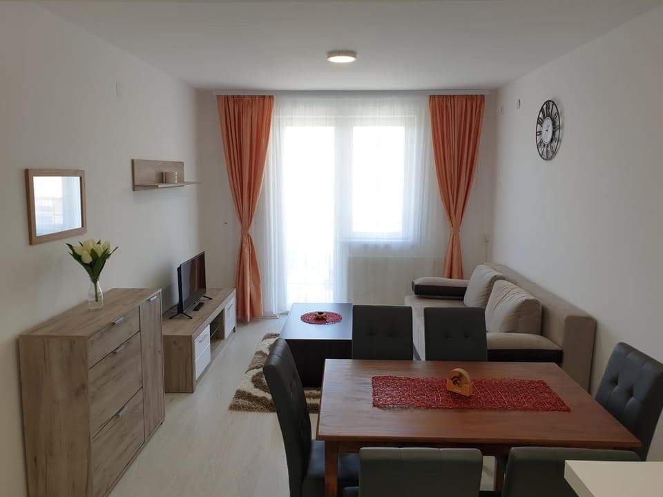 TV and multimedia, Living room, Seating area, Dining area