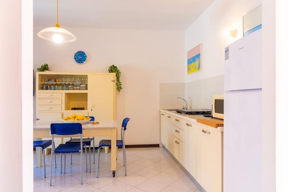 Kitchen or kitchenette, Dining area, stove