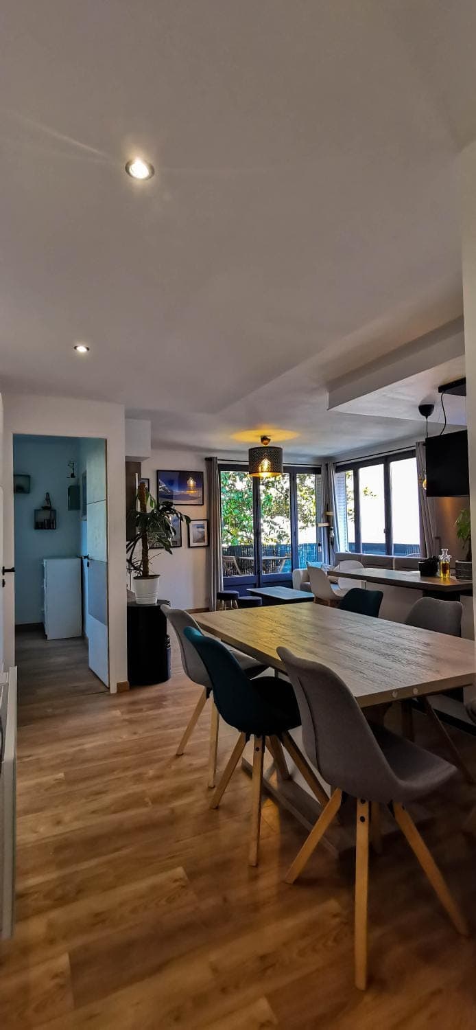 Living room, Business facilities, Seating area, Dining area, Meeting/conference room