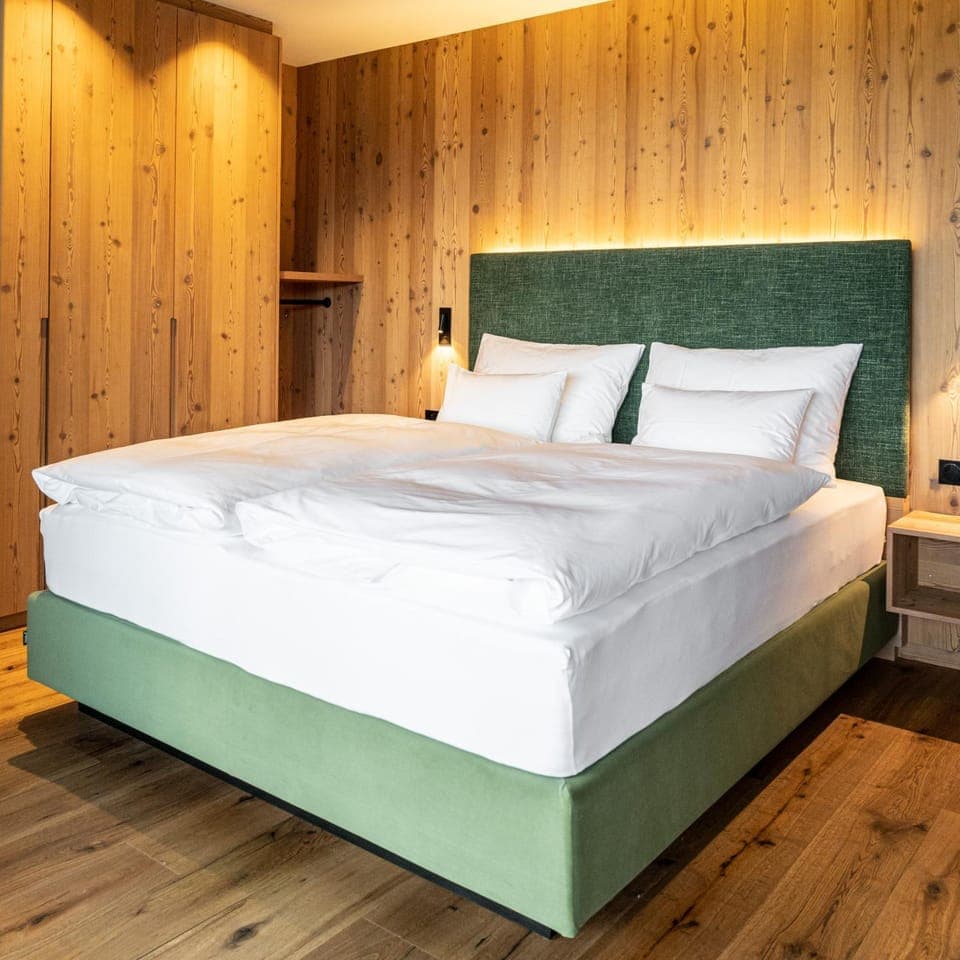 Toilet, Property building, Staff, Facade/entrance, Bed, People, People, People, Property logo or sign, Property logo or sign, Property logo or sign, Activities, Bird's eye view, Children play ground, Garden, On-site shops, Ski School, Skiing, View (from property/room), Balcony/Terrace, Lobby or reception, Lounge or bar, Other, Photo of the whole room, Decorative detail, Floor plan, Hiking, Cycling, Logo/Certificate/Sign, Bedroom, Pets, Guests, City view, Garden view, Landmark view, Mountain view, Street view, Street view, Area and facilities, Supermarket/grocery shop, Sunset, children, young children, older children, group of guests, Family, Quiet street view, Facility for disabled guests, Parking, ATM, bidet, concierge, heating, internet, internet, internet, locker, pet friendly, safe, safe, sunbed, toaster, towels, wedding, laundry, washing machine, kitchen, elevator