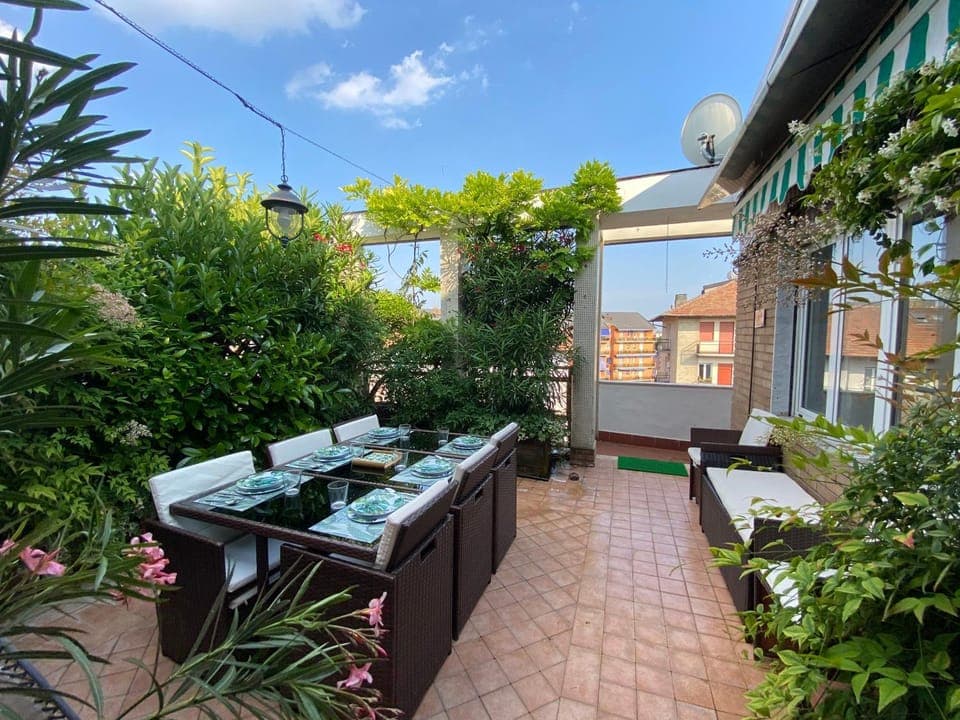 Property building, Bird's eye view, View (from property/room), Balcony/Terrace, Balcony/Terrace, Food and drinks, Food, City view, City view, Garden view