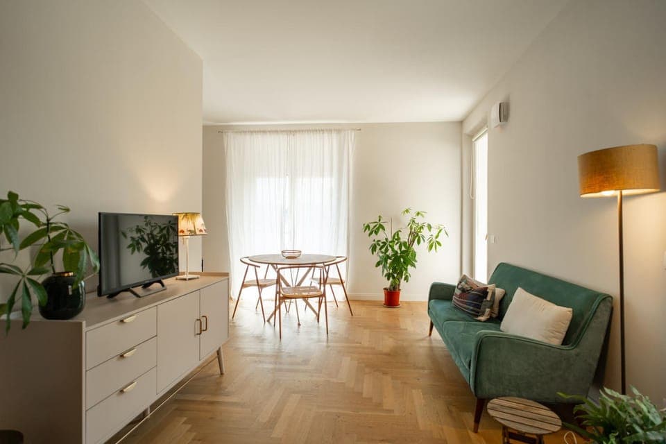 Communal lounge/ TV room, TV and multimedia, Living room, Seating area, Dining area