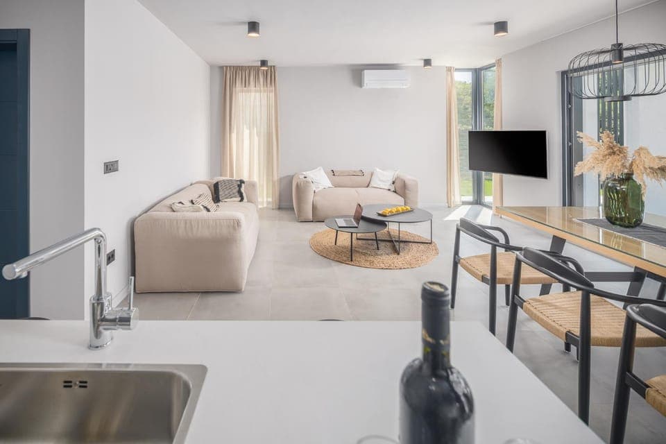 TV and multimedia, Living room, Photo of the whole room, Seating area, Dining area, Evening entertainment