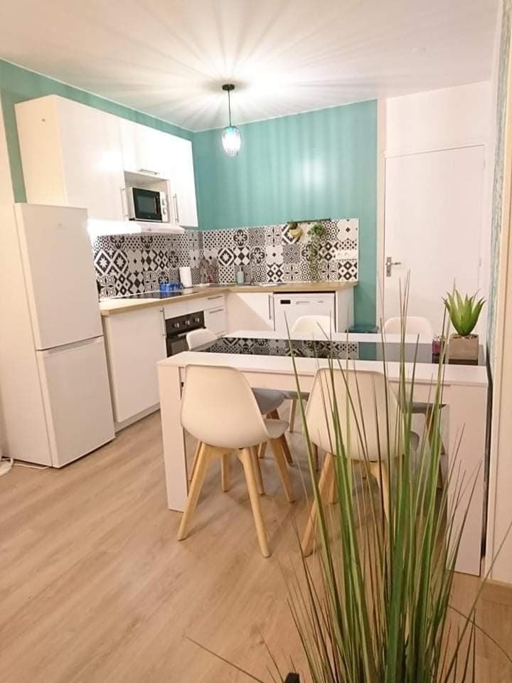 Kitchen or kitchenette, Dining area