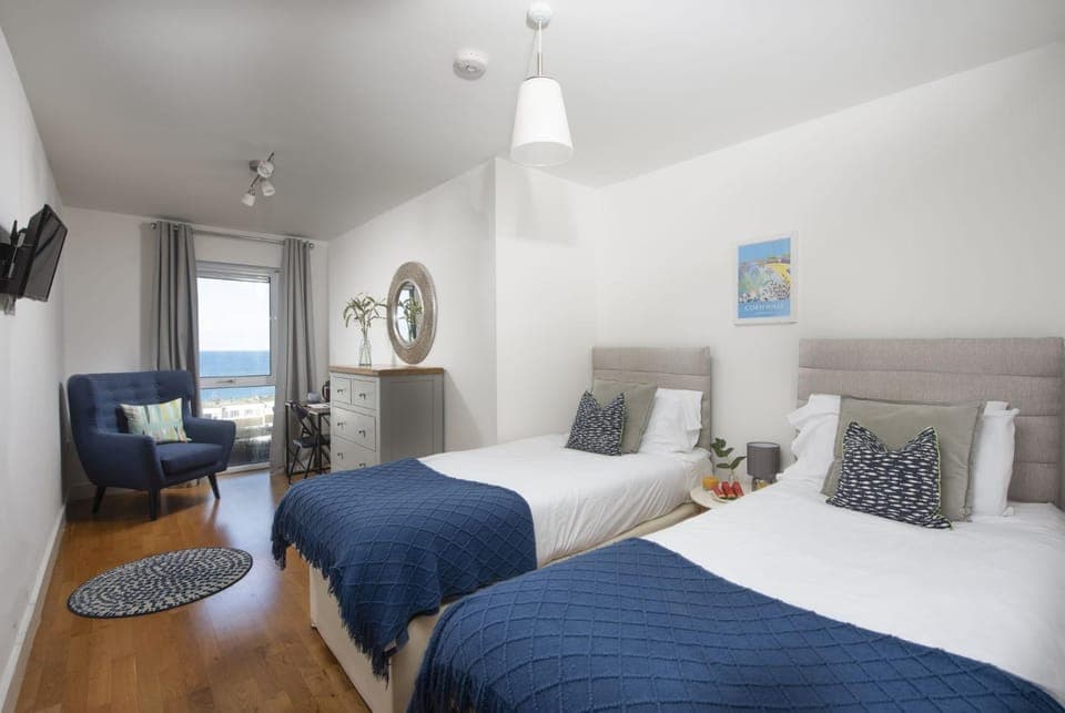 Bed, TV and multimedia, Photo of the whole room, Seating area, Bedroom