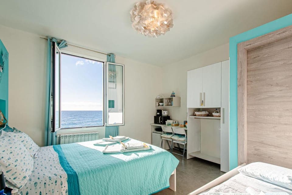 Photo of the whole room, Bedroom, Sea view
