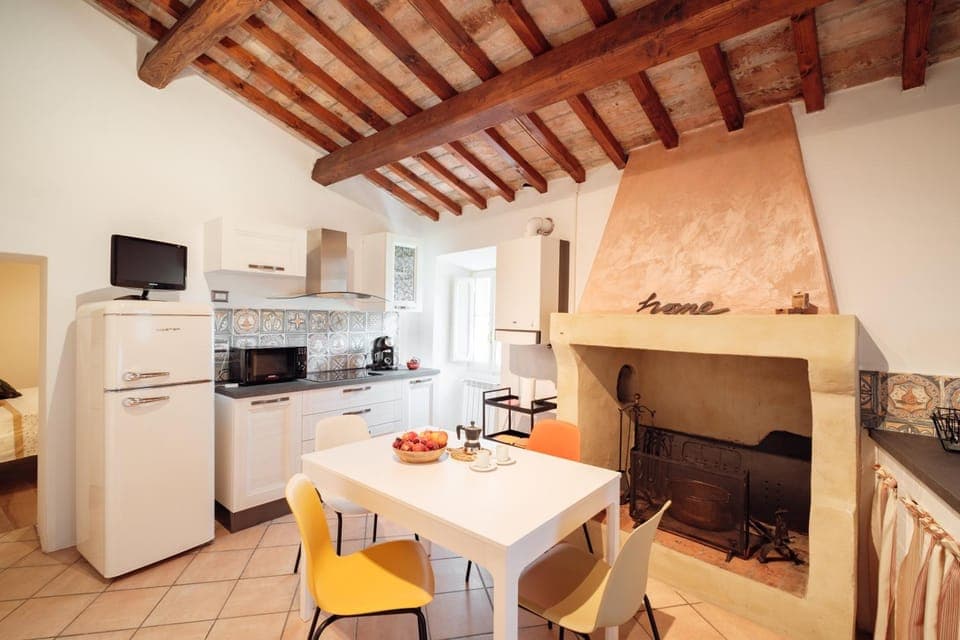 TV and multimedia, Kitchen or kitchenette, Dining area, stove