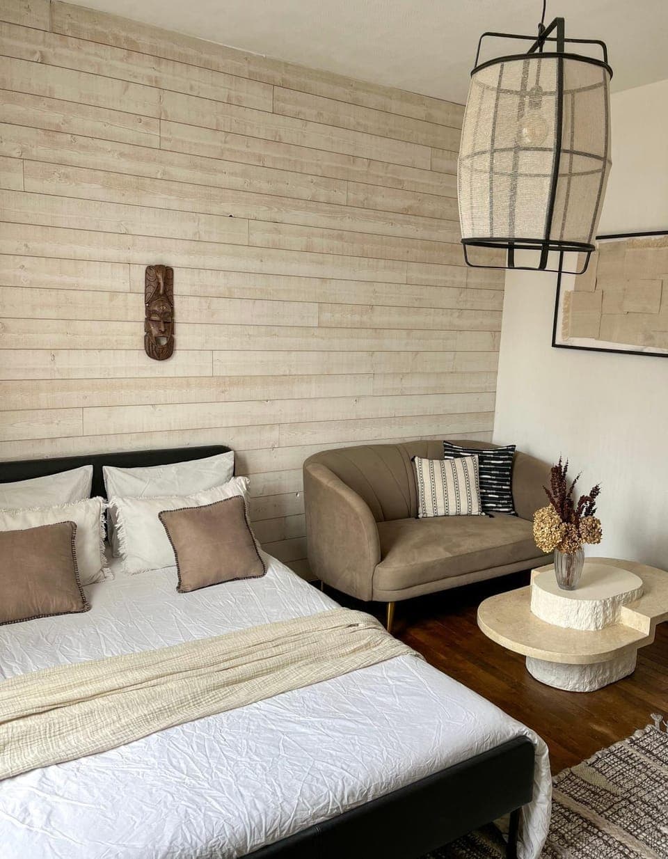 Bed, Living room, Photo of the whole room, Seating area, Bedroom