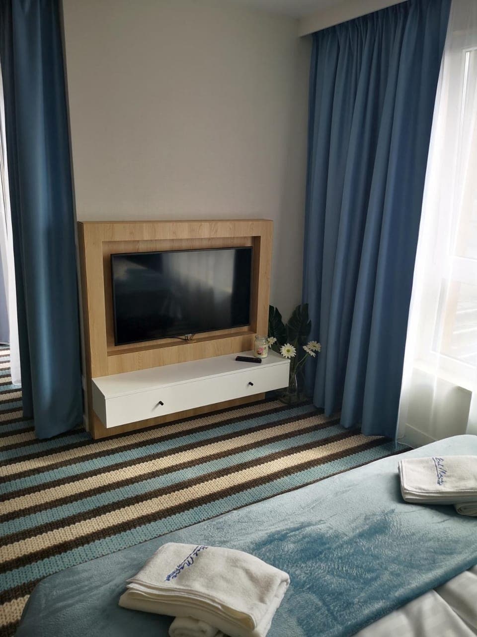 Bed, TV and multimedia, Bedroom