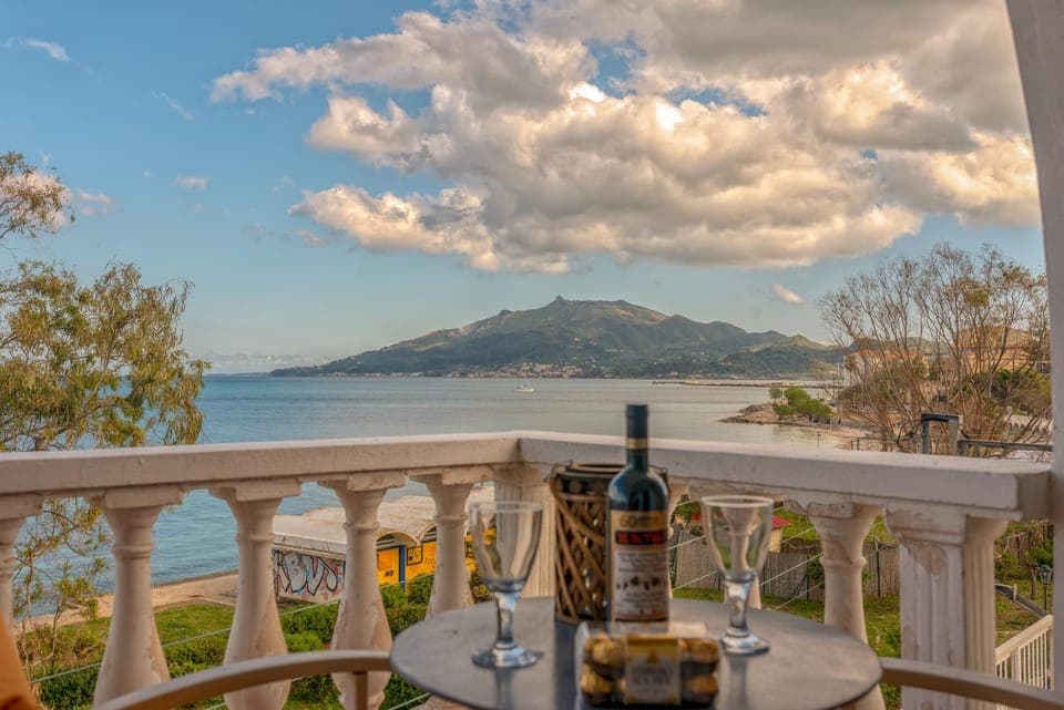 Mountain view, Sea view