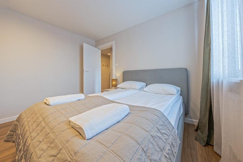 Bed, Photo of the whole room, Bedroom, towels