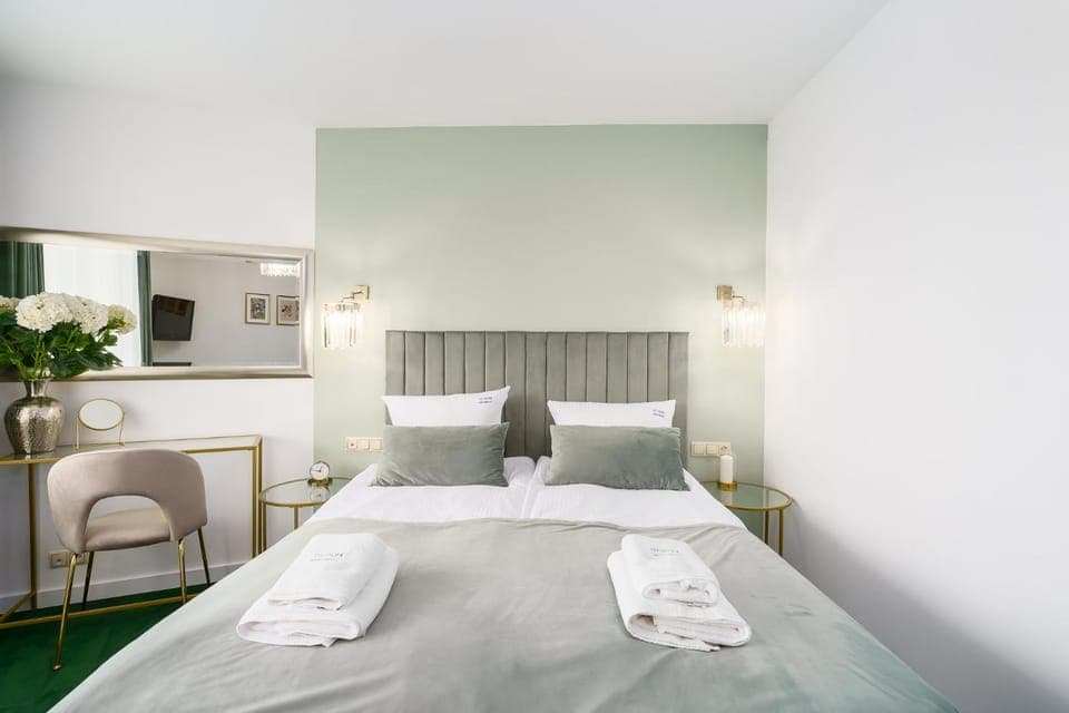 Bed, Photo of the whole room, hair dresser