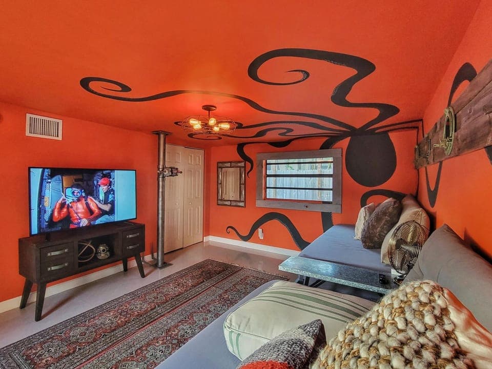 Bed, TV and multimedia, Photo of the whole room, Bedroom