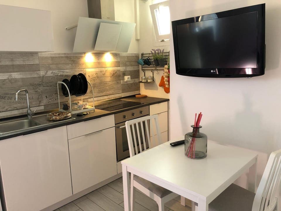 TV and multimedia, Kitchen or kitchenette, Dining area, minibar, oven, stove