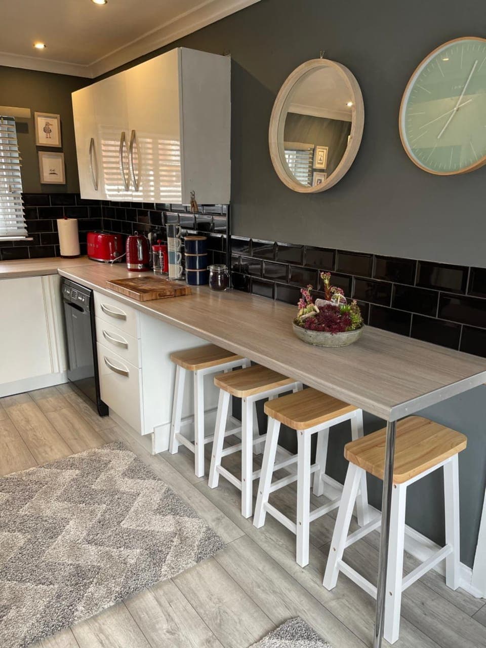 Kitchen or kitchenette, Dining area