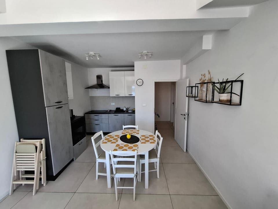 Kitchen or kitchenette, Dining area, oven, stove