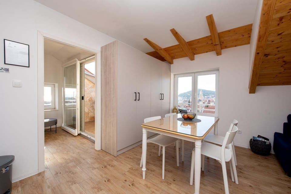 Living room, Seating area, Dining area, Landmark view