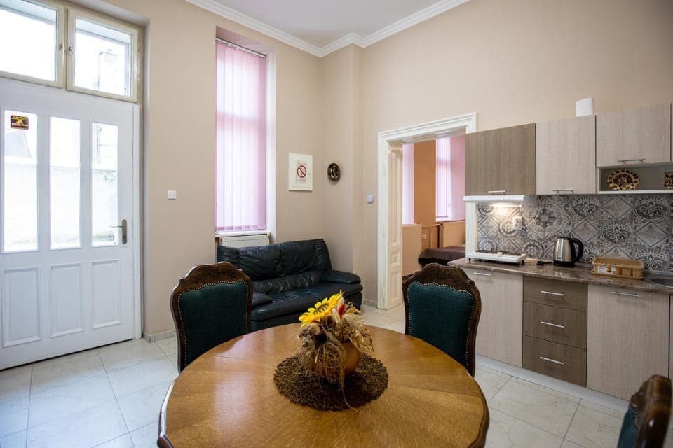 Kitchen or kitchenette, Living room, Seating area, Dining area