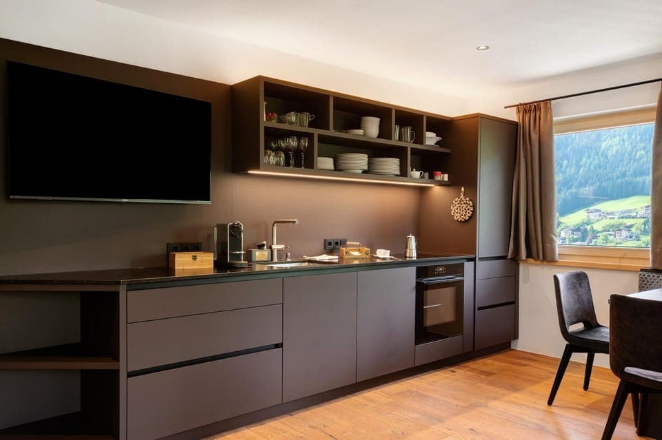Property building, Kitchen or kitchenette, Living room