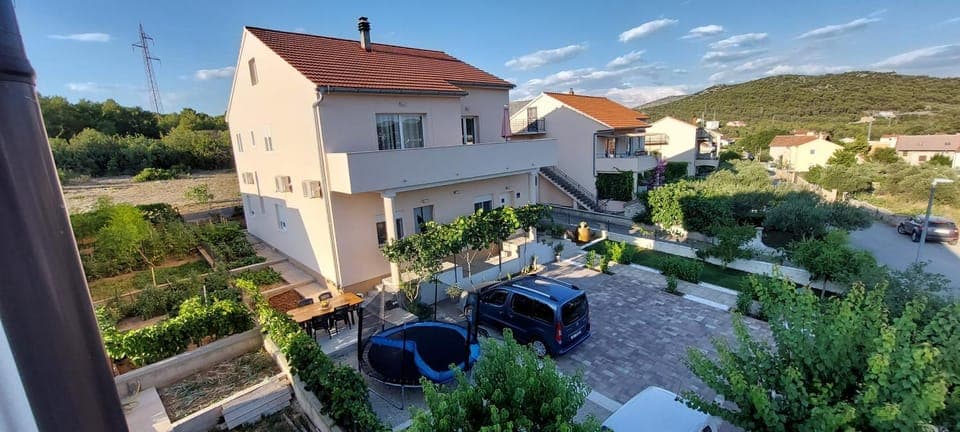 Property building, Spring, Day, Garden, Parking