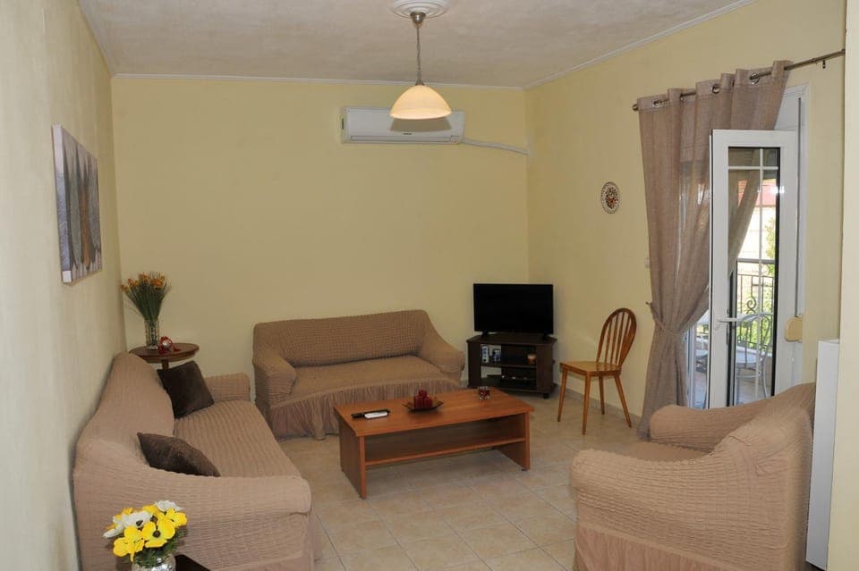 Communal lounge/ TV room, TV and multimedia, Living room, Seating area, Evening entertainment