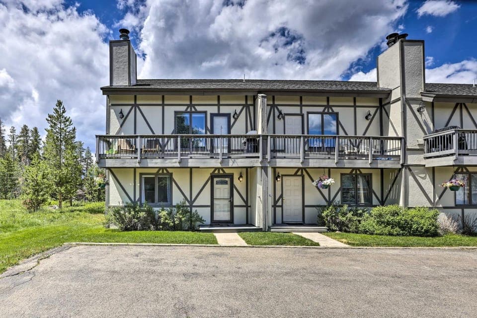 3-Story Home w/ Balcony ~ 6 Mi to Winter Park! House in Fraser