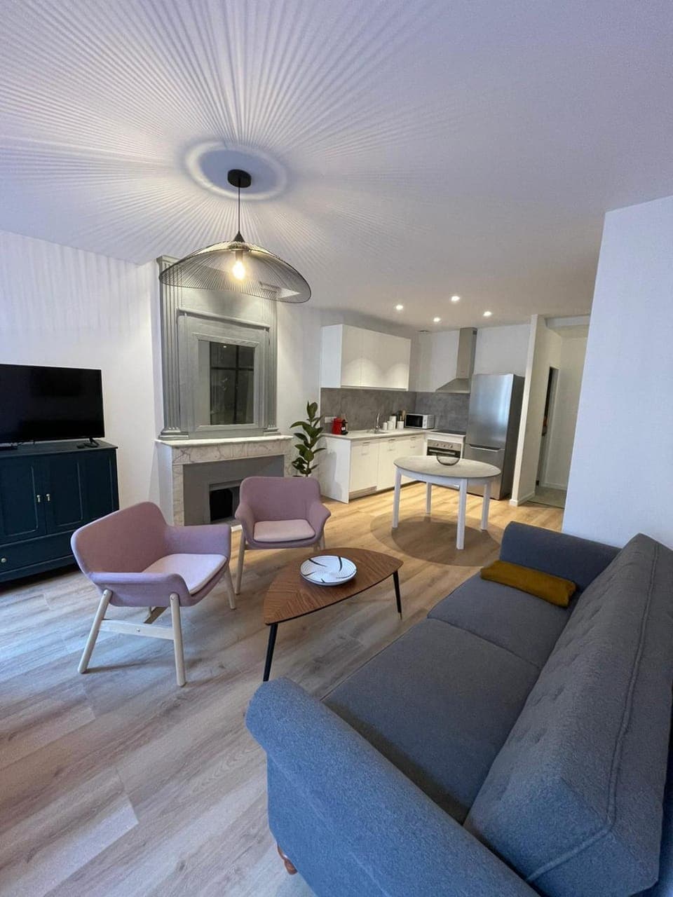 TV and multimedia, Kitchen or kitchenette, Living room, Seating area, Dining area