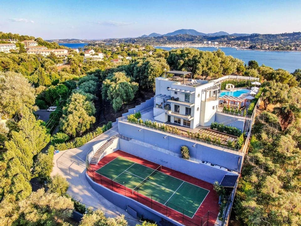 Property building, Natural landscape, Bird's eye view, Tennis court, Sea view, Swimming pool, Parking