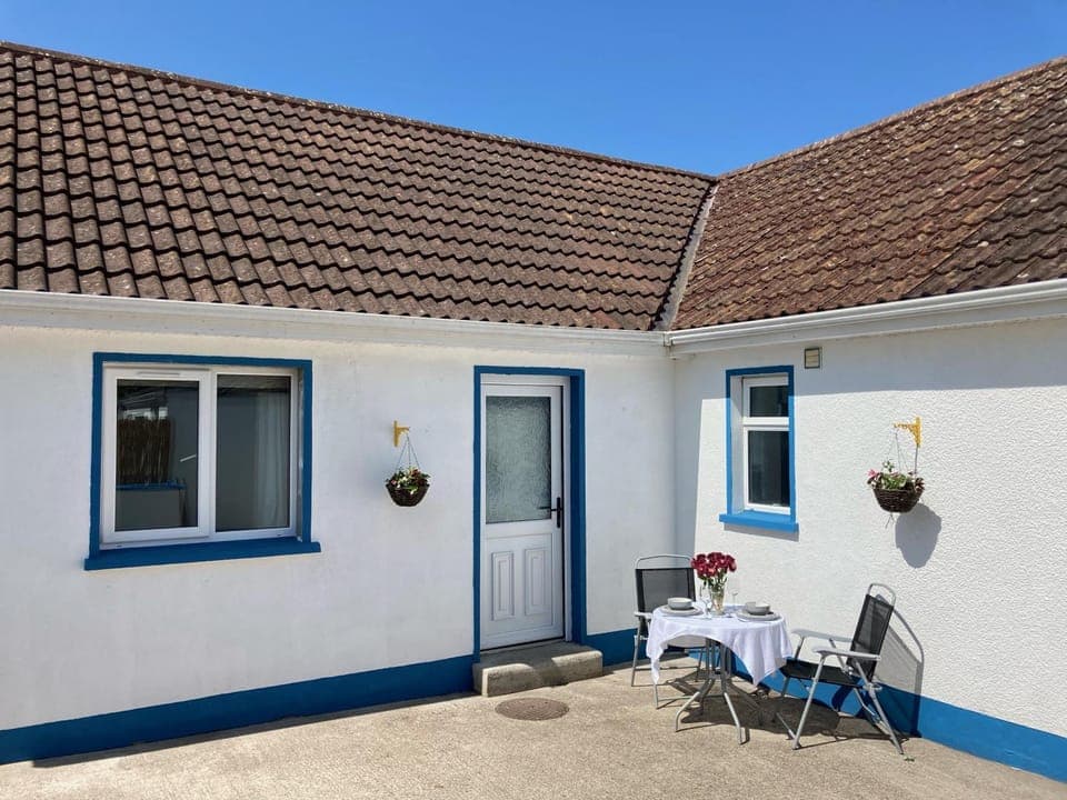 Property building, Patio, Facade/entrance
