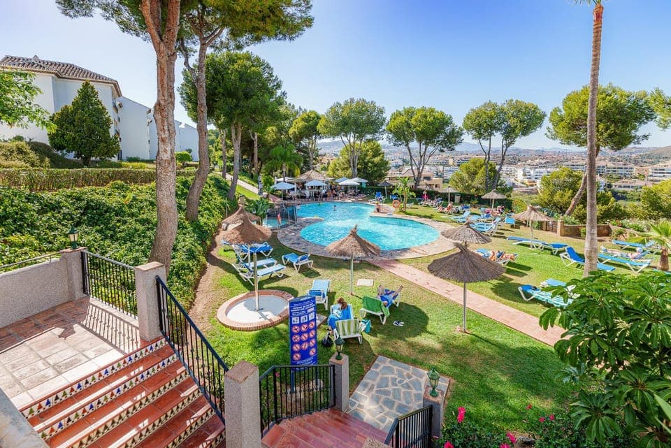 Swimming pool, sunbed