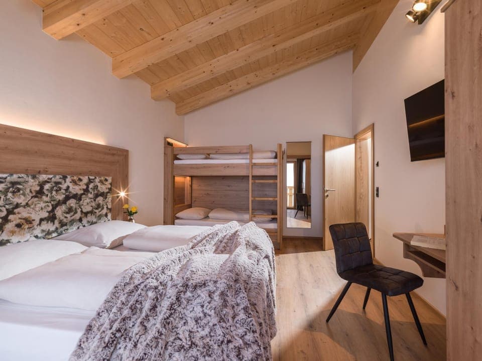 Photo of the whole room, bunk bed