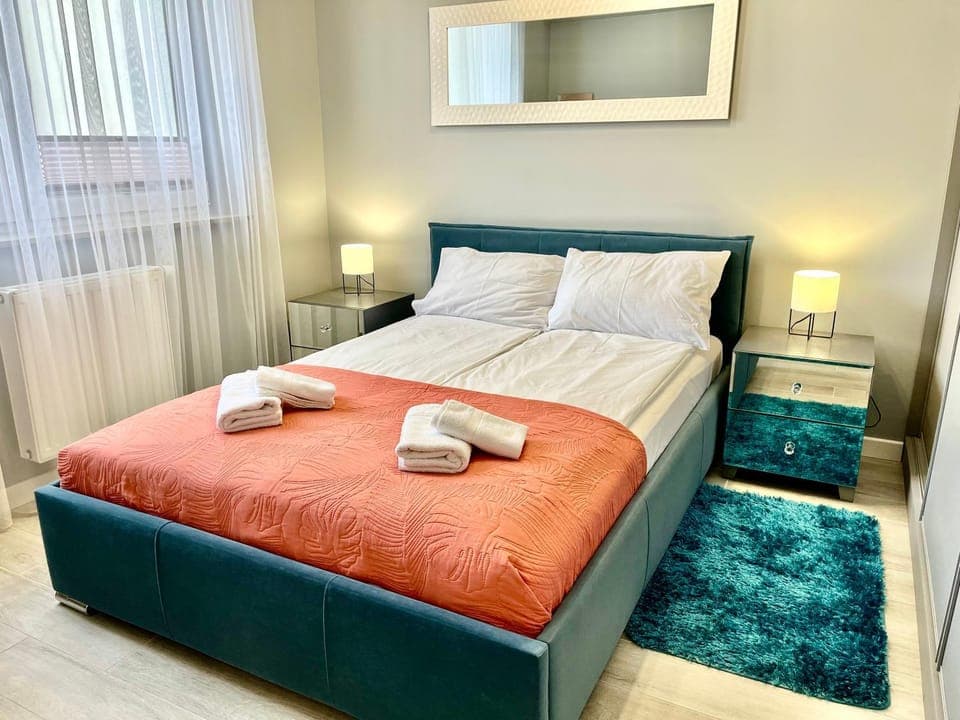 Bed, Bedroom, towels