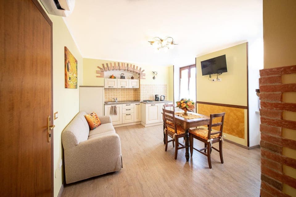 Kitchen or kitchenette, Seating area, Dining area