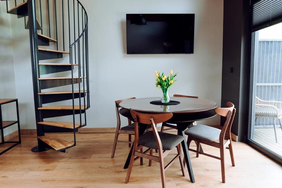 Communal lounge/ TV room, TV and multimedia, Living room, Seating area, Dining area