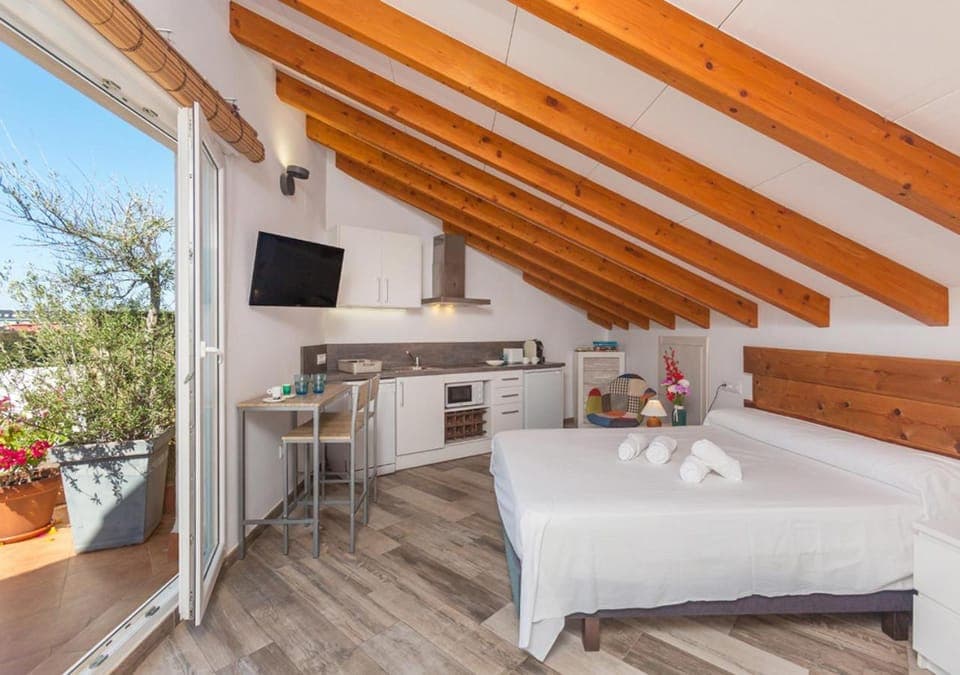 Communal lounge/ TV room, Bed, TV and multimedia, Kitchen or kitchenette, Photo of the whole room, Bedroom