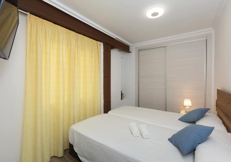 Bed, TV and multimedia, Photo of the whole room, Bedroom, towels