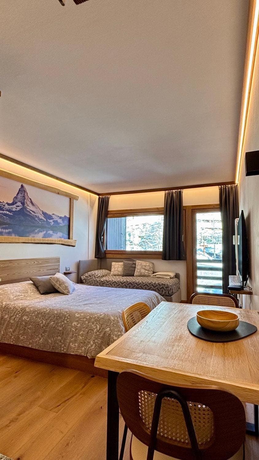 Bed, TV and multimedia, Living room, Dining area