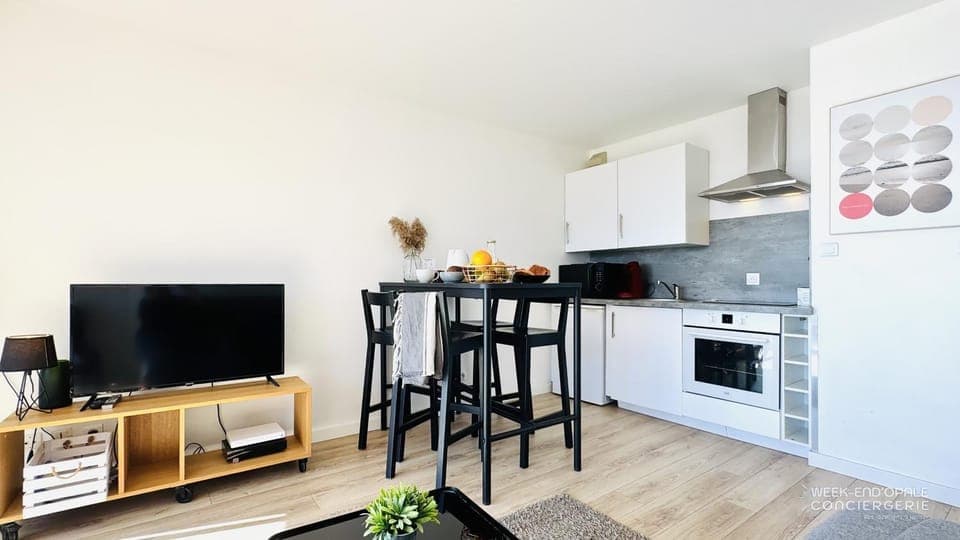 TV and multimedia, Dining area, oven, stove