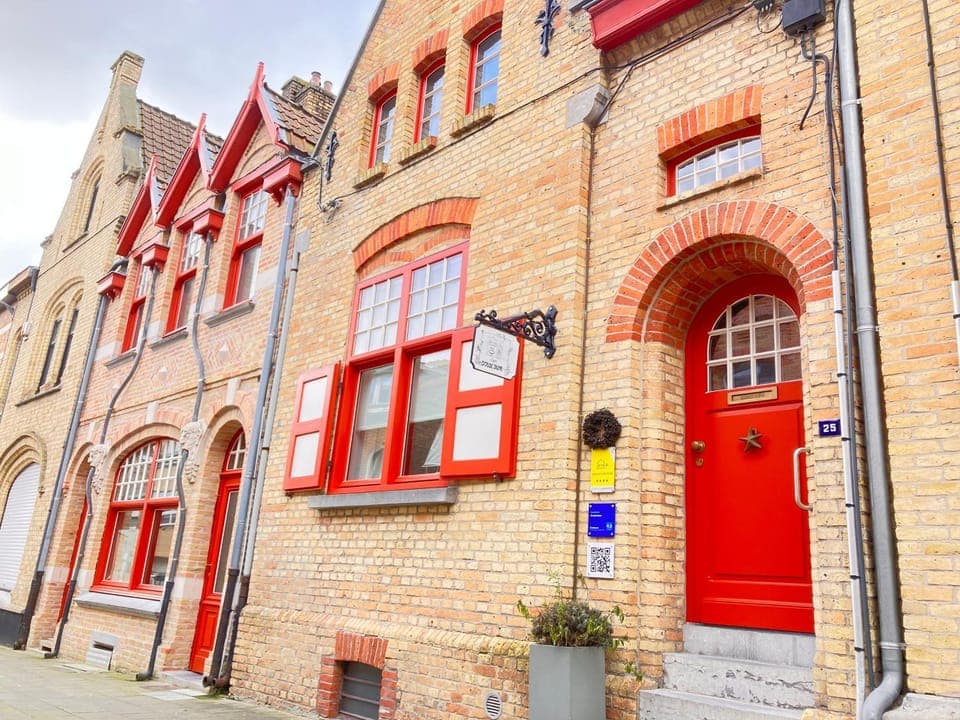 Property building, Day, Neighbourhood, TV and multimedia, Street view