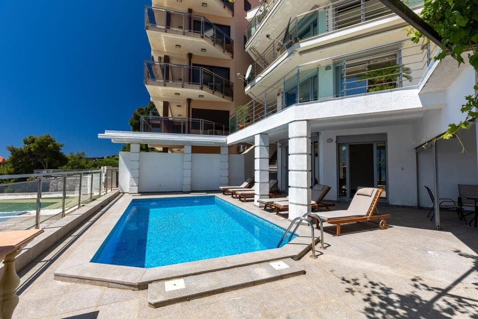 Balcony/Terrace, Pool view, Swimming pool, sunbed