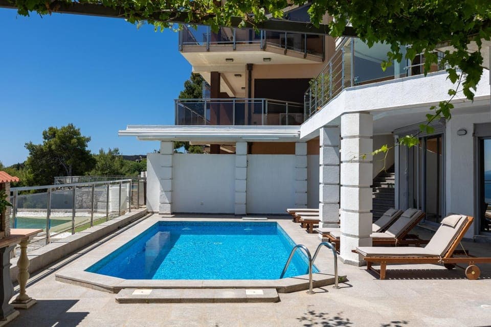 Swimming pool, sunbed