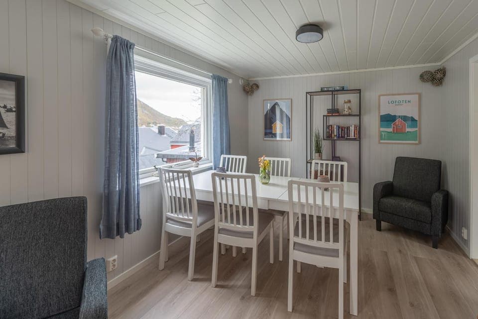 Living room, Dining area, Mountain view