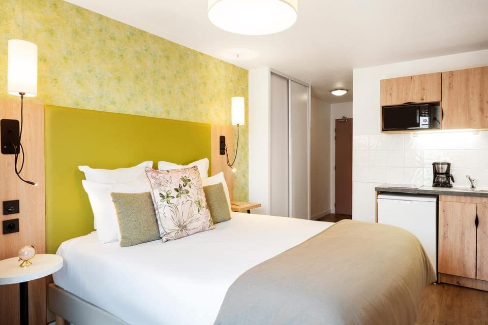 Kitchen or kitchenette, Photo of the whole room, Bedroom