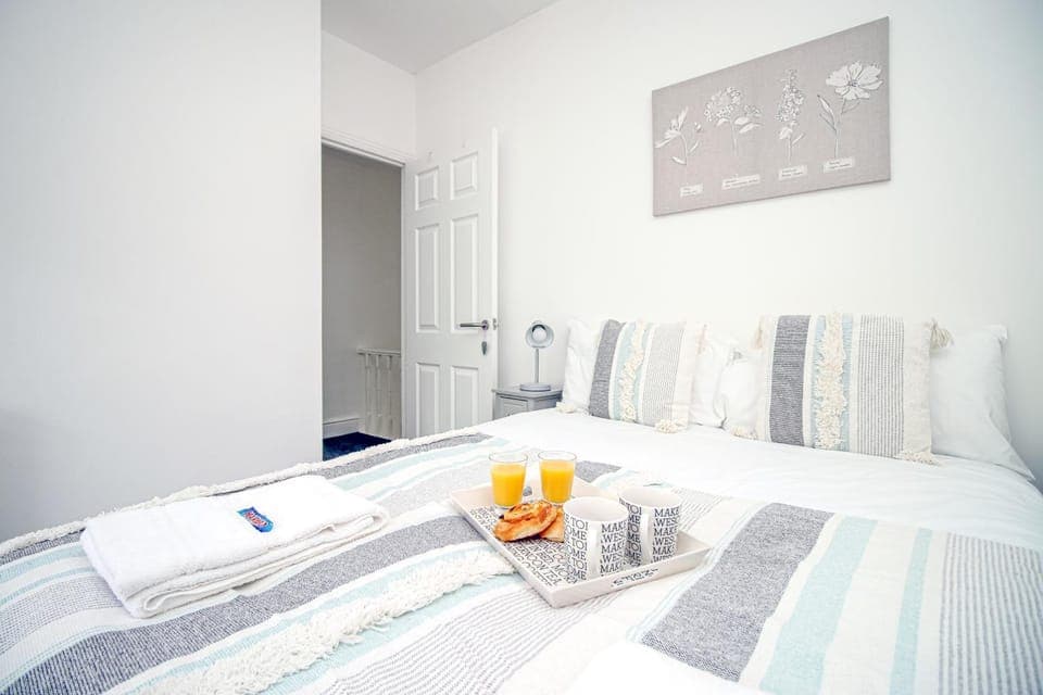 Bed, Photo of the whole room, Bedroom, towels