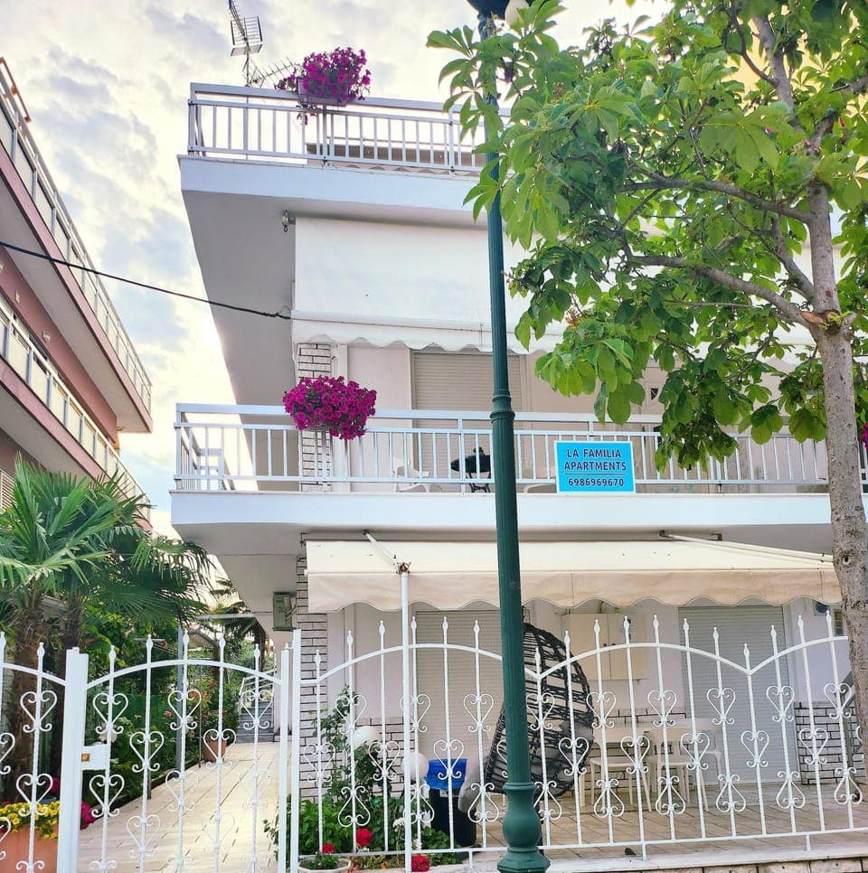 Property building, Facade/entrance, Summer, Garden