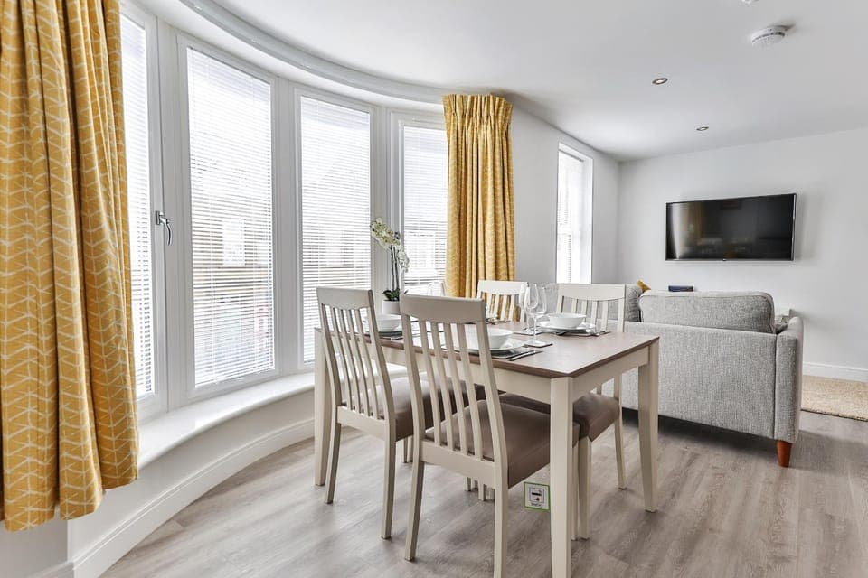 TV and multimedia, Seating area, Dining area