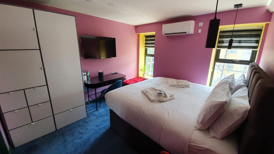 TV and multimedia, Photo of the whole room, Seating area, Dining area