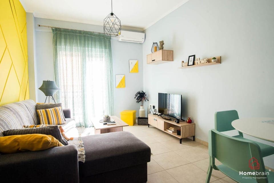 Communal lounge/ TV room, TV and multimedia, Living room, Seating area, Dining area, air conditioner